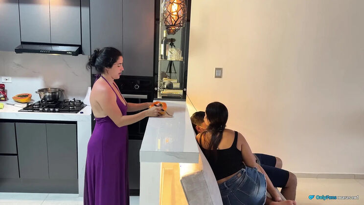 Masaja Çağırdığı Adam Yatak Odasında İnleterek Boşaltıyor