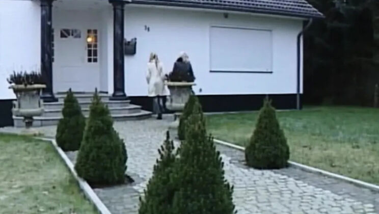 Vibratör ile Azan Kız Terzisinin Kucağında Zıplıyor